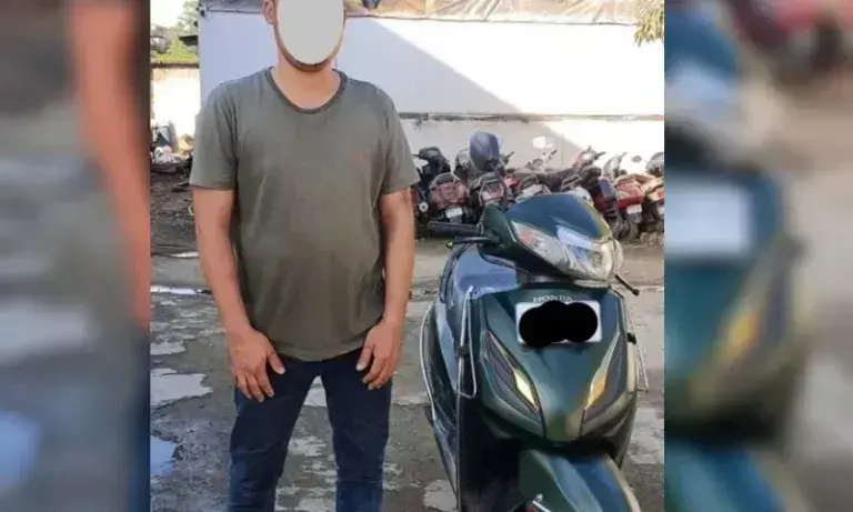 Manipur: थौबल में वाहन चोर गिरफ्तार, चोरी की गई स्कूटी बरामद Manipur: थौबल में वाहन चोर गिरफ्तार, चोरी की गई स्कूटी बरामद