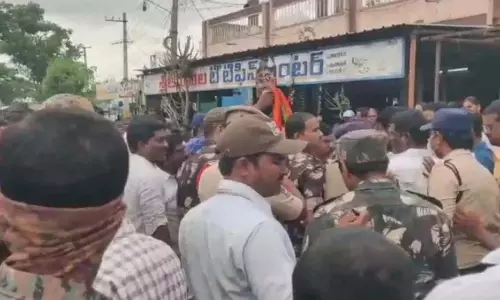 Telangana: इंदिराम्मा आवास योजना को लेकर मनकोंदुर में तनाव