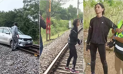Telangana : महिला ने रेलवे ट्रैक पर लापरवाही से चलाई कार Telangana : महिला ने रेलवे ट्रैक पर लापरवाही से चलाई कार