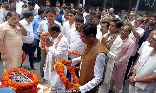 हास्य कवि डॉ. सुरेंद्र दुबे का अंतिम संस्कार किया गया हास्य कवि डॉ. सुरेंद्र दुबे का अंतिम संस्कार किया गया