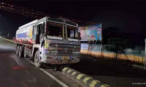 Odisha : राष्ट्रीय राजमार्ग क्रमांक 326 के बीच एक टैंकर लॉरी डिवाइडर से टकरा गई