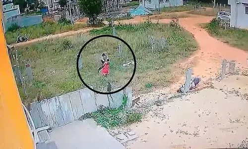 Kolar : बदमाशों ने दिनदहाड़े महिला से लूट का प्रयास किया