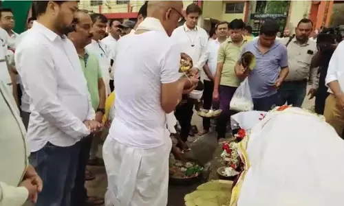 अभिषेक दुबे ने कवि पिता सुरेंद्र दुबे को दी मुखाग्नि अभिषेक दुबे ने कवि पिता सुरेंद्र दुबे को दी मुखाग्नि