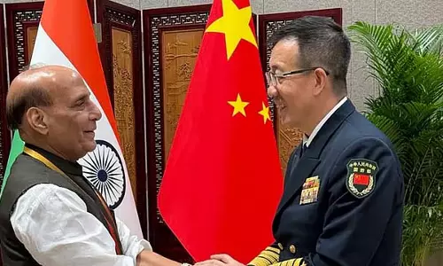 राजनाथ सिंह ने क़िंगदाओ में चीनी रक्षा मंत्री से की मुलाकात राजनाथ सिंह ने क़िंगदाओ में चीनी रक्षा मंत्री से की मुलाकात