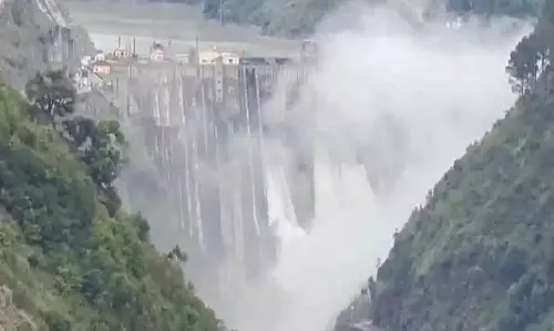 भारी बारिश के कारण चिनाब नदी उफान, Doda में कई लोगों के हताहत होने की खबर