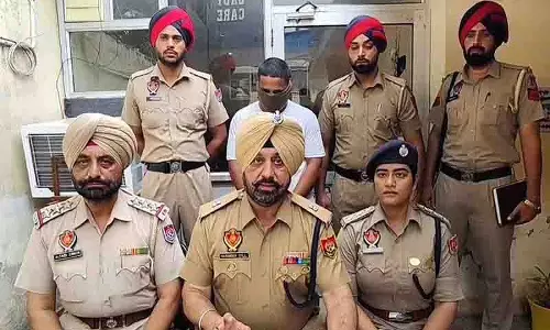 Punjab: फर्जी कनाडाई ऑफर लेटर रैकेट का सरगना गिरफ्तार, 7 दिन की रिमांड पर Punjab: फर्जी कनाडाई ऑफर लेटर रैकेट का सरगना गिरफ्तार, 7 दिन की रिमांड पर