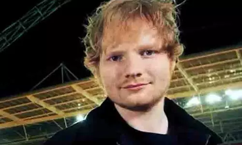 Ed Sheeran ने अपने प्रशंसकों के सामने अपनी सादी सफ़ेद टी-शर्ट की अलमारी को मज़ेदार तरीके से दिखाया