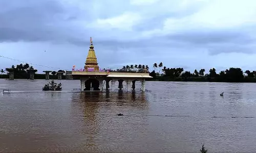 Karnataka : थके हुए पुजारियों और भक्तों का जुलूस