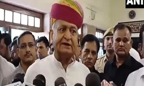 Ashok Gehlot ने आपातकाल पर राजस्थान सीएम के बयान पर चुटकी ली Ashok Gehlot ने आपातकाल पर राजस्थान सीएम के बयान पर चुटकी ली