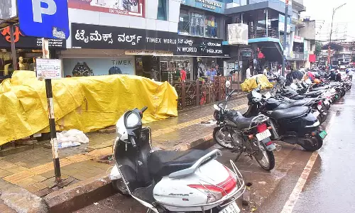 पार्किंग शुल्क सूची गायब; दोगुना शुल्क