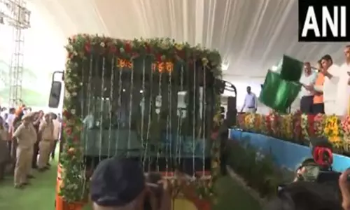 CM Rekha ने नरेला बस डिपो में 100 इलेक्ट्रिक बसों का उद्घाटन किया CM Rekha ने नरेला बस डिपो में 100 इलेक्ट्रिक बसों का उद्घाटन किया