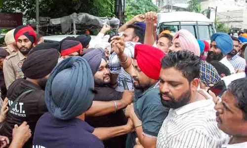 छापेमारी के बीच पंजाब पुलिस उनके खिलाफ नई FIR दर्ज करने की तैयारी में