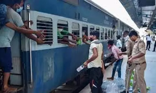 Varanasi: रेलवे ने पकड़ी बिना टिकट यात्रा, भारी भरकम जुर्माना वसूला Varanasi: रेलवे ने पकड़ी बिना टिकट यात्रा, भारी भरकम जुर्माना वसूला