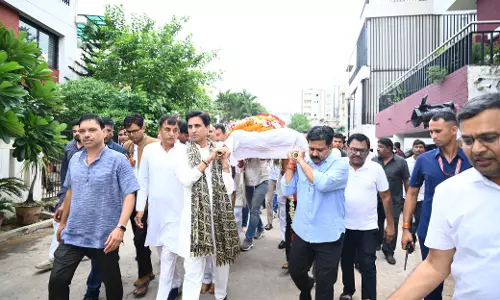 कुमार विश्वास और गृहमंत्री विजय शर्मा ने पद्मश्री कविराज सुरेंद्र दुबे को दिया कंधा