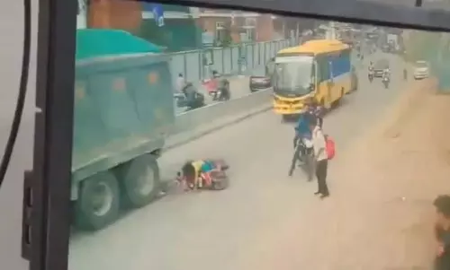 Hyderabad : डुंडीगल में टिपर ने स्कूली बच्चे को कुचला Hyderabad : डुंडीगल में टिपर ने स्कूली बच्चे को कुचला