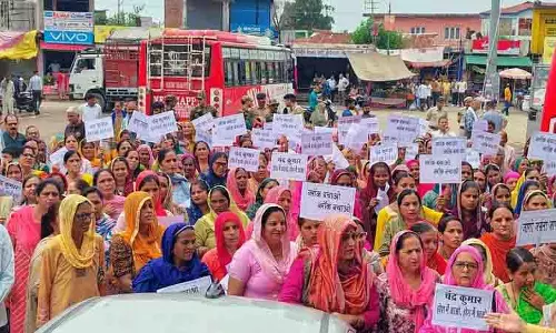 Nagarota सूरियां में महिलाओं ने किया विरोध प्रदर्शन
