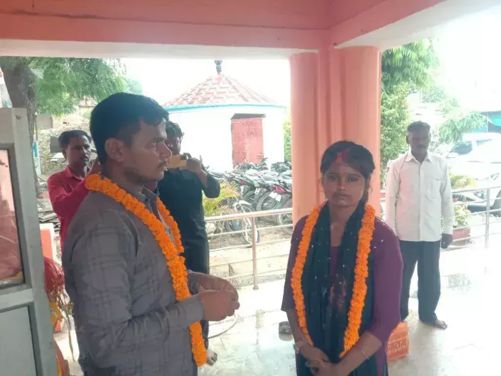 Varanasi: मिर्जामुराद थाने में प्रेमी युगल ने रचाई शादी Varanasi: मिर्जामुराद थाने में प्रेमी युगल ने रचाई शादी