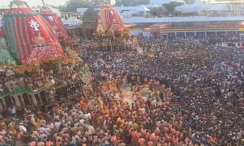 भगवान जगन्नाथ की रथ यात्रा के लिए लाखों श्रद्धालु पुरी पहुंचे