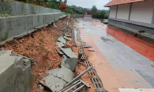 Gonikoppalu : भारी बारिश के कारण मंदिर की दीवार ढह गई Gonikoppalu : भारी बारिश के कारण मंदिर की दीवार ढह गई