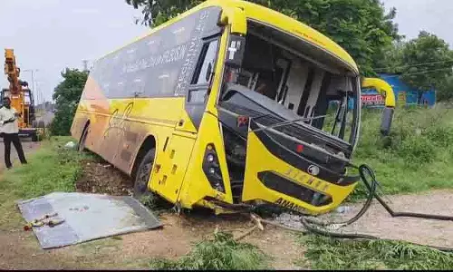 Sangareddy में निजी बस खाई में गिरी, यात्री मामूली रूप से घायल हुए
