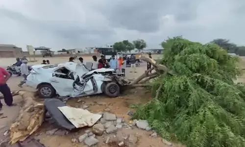 BREAKING: बेकाबू कार पेड़ से टकराई, 2 दोस्तों की मौत