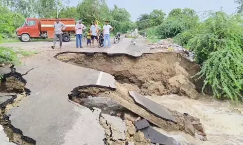 बारिश के बाद इंद्री ब्लॉक में सड़क ध्वस्त, डीसी ने दिए जांच के आदेश बारिश के बाद इंद्री ब्लॉक में सड़क ध्वस्त, डीसी ने दिए जांच के आदेश