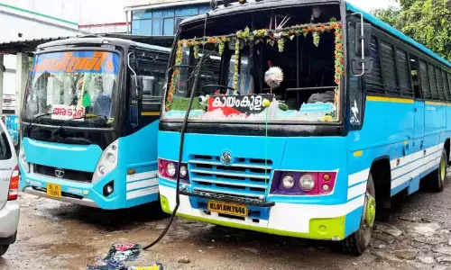 Kerala : कर्मचारियों के बीच संघर्ष, दो बसें क्षतिग्रस्त Kerala : कर्मचारियों के बीच संघर्ष, दो बसें क्षतिग्रस्त