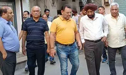Phagwara में नवनिर्मित सड़क कुछ ही हफ्तों में टूटी, कांग्रेस ने सतर्कता जांच की मांग की