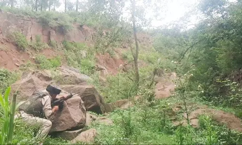 J&K मुठभेड़ में जैश-ए-मोहम्मद के आतंकवादी ढेर, तीन फंसे