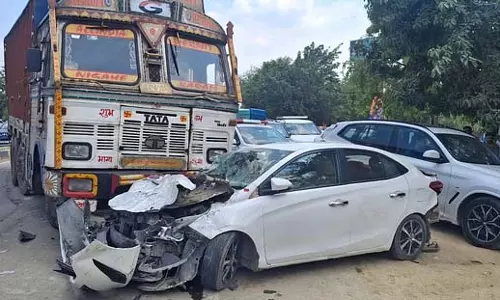 Meerut : हादसे में कार के उड़े परखच्चे, एयरबैग ने बचाई चालक की जान