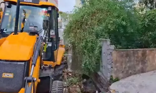 सैदाबाद में बाढ़ को रोकने के लिए HYDRAA ने नाले के अतिक्रमण को हटाया सैदाबाद में बाढ़ को रोकने के लिए HYDRAA ने नाले के अतिक्रमण को हटाया