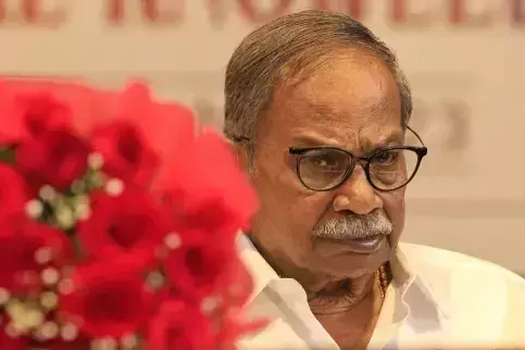 Kerala साहित्य अकादमी मुख्य हॉल का नाम एम.टी. वासुदेवन नायर के नाम पर रखकर उन्हें सम्मानित Kerala साहित्य अकादमी मुख्य हॉल का नाम एम.टी. वासुदेवन नायर के नाम पर रखकर उन्हें सम्मानित