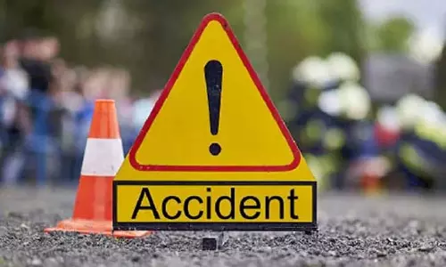 Andhra : ट्रेवल बस खड़ी लॉरी से टकराई Andhra : ट्रेवल बस खड़ी लॉरी से टकराई