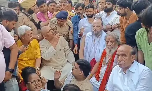 प्रशासन के खिलाफ फूटा महंतों का गुस्सा, यात्रा पर लिया कड़ा रुख