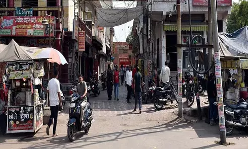 ड्राइविंग लाइसेंस बना कमाई का जरिया, नियमों की उड़ रही धज्जियां ड्राइविंग लाइसेंस बना कमाई का जरिया, नियमों की उड़ रही धज्जियां
