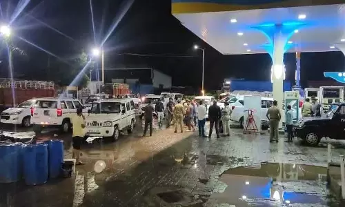 मिलावटी डीजल: सीएम काफिले की गाड़ियों में मिलावटी डीजल; पेट्रोल स्टेशन सील मिलावटी डीजल: सीएम काफिले की गाड़ियों में मिलावटी डीजल; पेट्रोल स्टेशन सील