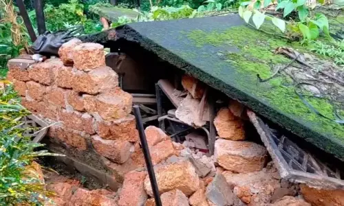 Kerala : कोठामंगलम के वेट्टिलाप्पारा में मकान ढहने से दो घायल हो गए