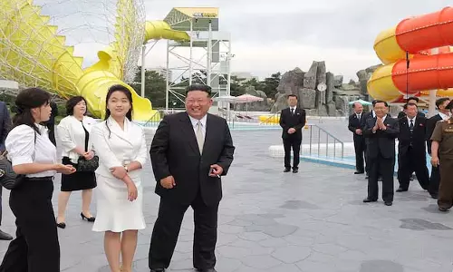 Kim Jong Un ने 54 होटलों और अन्य सुविधाओं वाले भव्य वोनसन रिसॉर्ट का अनावरण किया Kim Jong Un ने 54 होटलों और अन्य सुविधाओं वाले भव्य वोनसन रिसॉर्ट का अनावरण किया