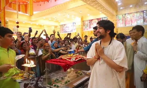 बागेश्वर धाम प्रमुख धीरेंद्र शास्त्री का मुंबई में भव्य स्वागत के साथ तीन दिवसीय दरबार शुरू