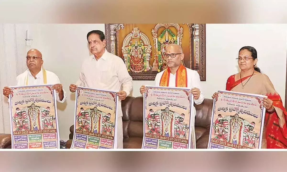 Andhra: नांदलूर, तल्लापका मंदिरों में ब्रह्मोत्सव के पोस्टर का अनावरण