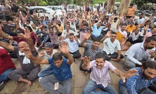 समस्याओं के समाधान की मांग को लेकर PDD कर्मचारी हड़ताल पर समस्याओं के समाधान की मांग को लेकर PDD कर्मचारी हड़ताल पर