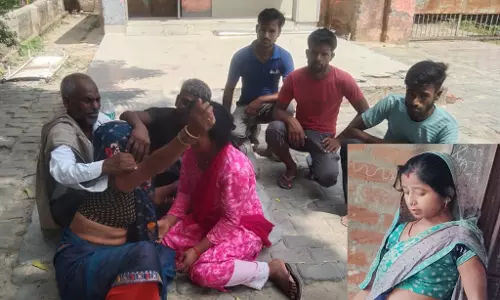 Mohammadabad: भागती भैंस की जंजीर में फंसी महिला, घिसटने से हुई मौत Mohammadabad: भागती भैंस की जंजीर में फंसी महिला, घिसटने से हुई मौत