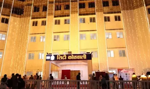 Raipur Breaking: माधवराव सप्रे स्कूल में बच्चों के साथ धर्मांतरण की कोशिश, तीन महिलाएं गिरफ्तार Raipur Breaking: माधवराव सप्रे स्कूल में बच्चों के साथ धर्मांतरण की कोशिश, तीन महिलाएं गिरफ्तार