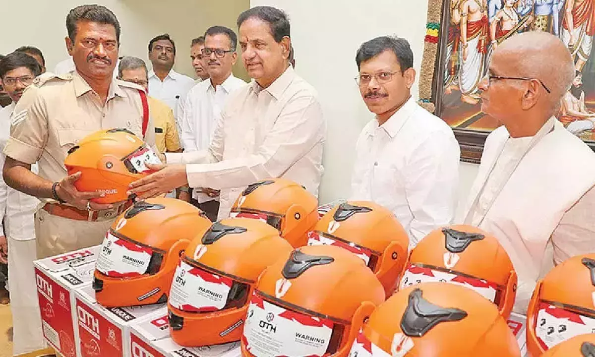 Andhra: टीटीडी कर्मचारियों को 2,000 हेलमेट वितरित किए गए