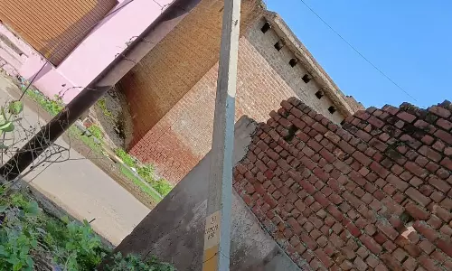 Kaimganj: हादसे को दावत दे रहा है टूटा बिजली पोल