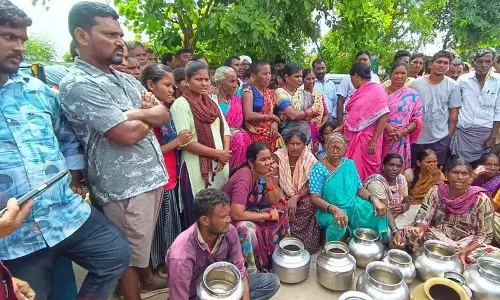 पानी की किल्लत पर उबला ग्रामीणों का गुस्सा, किया विरोध प्रदर्शन पानी की किल्लत पर उबला ग्रामीणों का गुस्सा, किया विरोध प्रदर्शन
