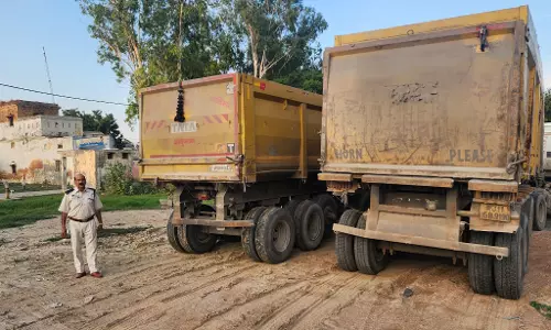 Farrukhabad: हाई सिक्योरिटी नंबर प्लेट न होने पर दो ट्रक सीज किए गए Farrukhabad: हाई सिक्योरिटी नंबर प्लेट न होने पर दो ट्रक सीज किए गए
