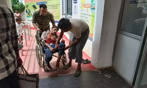 तेज रफ्तार कार ने 3 लोगों को रौंदा, 2 की मौत, आक्रोशित ग्रामीणों का चक्काजाम तेज रफ्तार कार ने 3 लोगों को रौंदा, 2 की मौत, आक्रोशित ग्रामीणों का चक्काजाम