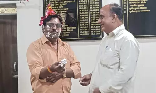 Nawabganj: वरिष्ठ लिपिक के जन्मदिन पर कार्यालय में केक काटकर खुशी मनाई Nawabganj: वरिष्ठ लिपिक के जन्मदिन पर कार्यालय में केक काटकर खुशी मनाई