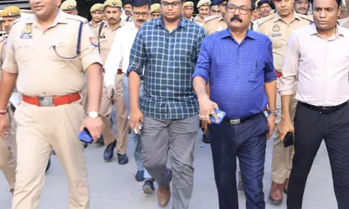 Bareilly: DM-SSP ने ताजियादारों से संवाद कर किया फ्लैग मार्च